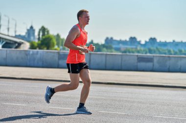 Voronezh, Rusya - 24.08.2019 - genç adam yol boyunca koşar. Koşu maratonu ve şampiyonluk yarışması, fotokopi alanı. Sokak dışarı koşuyor. Sağlıklı spor etkinliği.