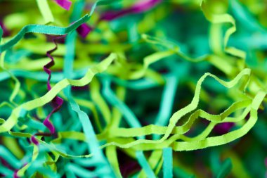 Parti süslemeleri, bayramın renkli arka planı. Hediye kutusu dekoratif dolgusu. Reklam için renkli arkaplan tasarımı.