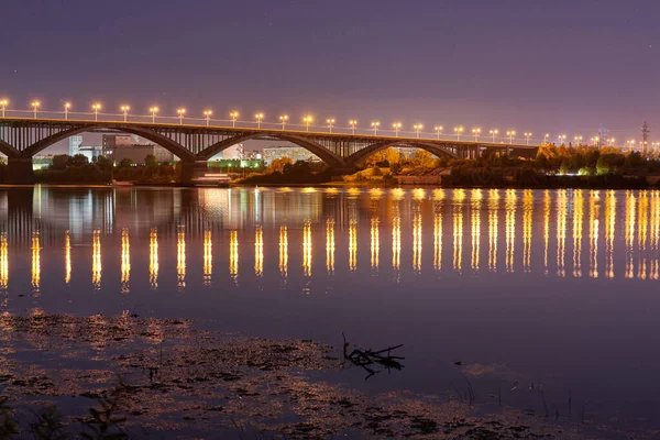 Noite Iluminação Ponte Cidade Belo Reflexo Luzes Noturnas Superfície Água — Fotografia de Stock