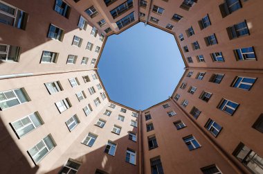 Sekizgen şekilli ev avlusu. Saint Petersburg 'daki alt manzaralı sekizgen bina. Güneşli bir günde güzel bir mimari görünüş.