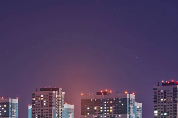 Flervåningshus Vid Nattbelysning Kopieringsutrymme Lång Exponering Fotografi Stjärnor Spår Lila — Stockfoto