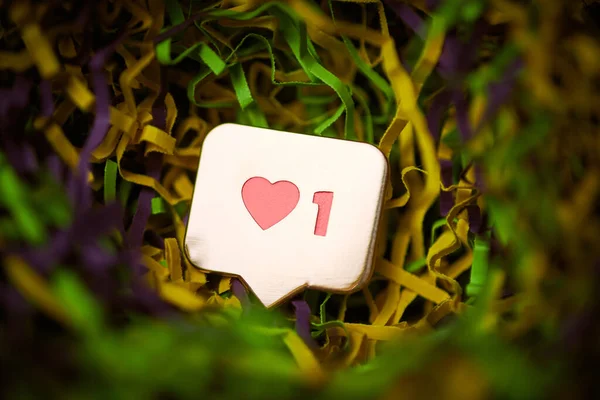 심장의 상징처럼요 버튼같은 심장과 자릿수가 상징이죠 미디어 네트워크 마케팅 색깔의 — 스톡 사진