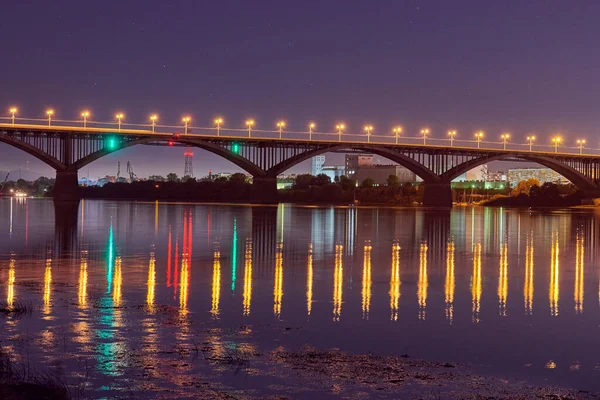 Освітлення Нічного Міського Мосту Прекрасне Відображення Нічних Вогнів Поверхні Води — стокове фото
