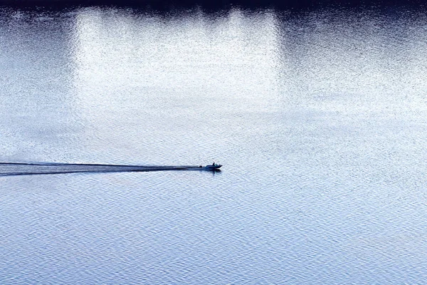 Piccola Barca Che Naviga Sul Fiume Motoscafo Pesca Vicino Alla — Foto Stock