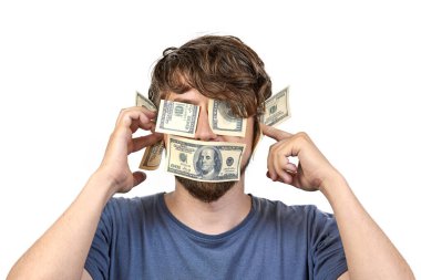 Erkek ağzı, gözleri ve kulakları için para. Rüşvet ve yolsuzluk kavramı. Kötülük yok, kötülük yok, kötülük yok. Dolarlı mavi tişörtlü beyaz tenli adam.