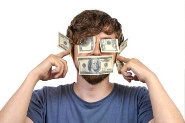Erkek ağzı, gözleri ve kulakları için para. Rüşvet ve yolsuzluk kavramı. Kötülük yok, kötülük yok, kötülük yok. Dolarlı mavi tişörtlü beyaz tenli adam.