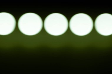 Soyut ışık arkaplanı. Yeşil mavi yol ışıkları ve bokeh. Güzel bir sinema filmi. Uzun pozlu fotoğrafçılık