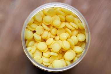 Saç kesimi için kutuda balmumu fasulyesi var. Tüy dökücü kadın bacakları ya da bikini bölgeleri için inci cilası. Alerjisi olmayan acısız sarı boncuklar. Epilasyon ve Brezilya cilalama yüz, kaş veya göğüs için evde.