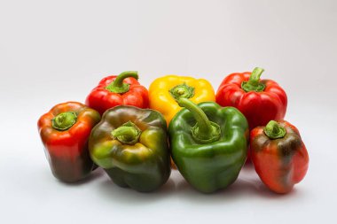 Beyaz arka planda çok renkli biberler