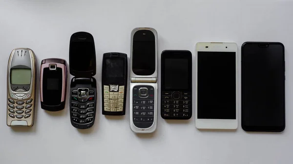 farklı model yıllara ait telefon ve akıllı telefonlar