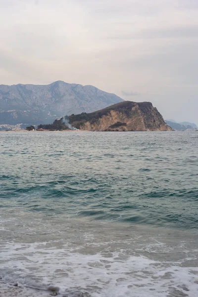 Montgro 'da mavi deniz dalgaları