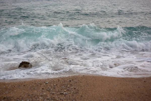 モンテネグロの青い海の波 — ストック写真