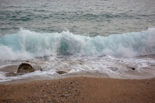 モンテネグロの青い海の波 — ストック写真