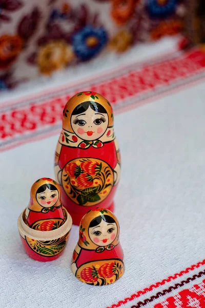 Parlak arka planda Rus bebekleri.