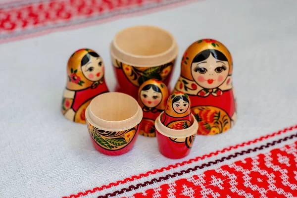 Parlak arka planda Rus bebekleri.