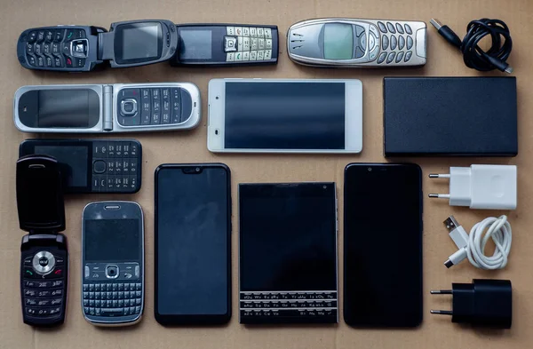 farklı model yıllara ait telefon ve akıllı telefonlar