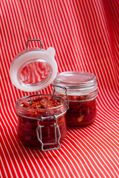 Küçük cam kavanozda kurutulmuş domatesler.