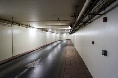 Kaldırım için yeraltı otoparkı ile tüneli