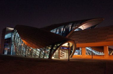 Birleşik Arap Emirlikleri, Dubai - 15 Temmuz 2018: dubai metro istasyonu gece