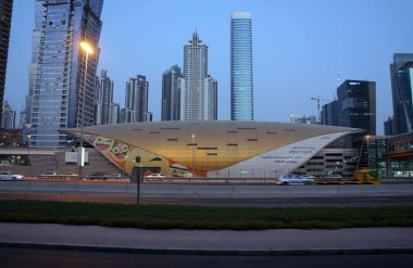 Birleşik Arap Emirlikleri, Dubai - 13 Temmuz 2018: dubai dubai iş defne metro istasyonu akşam