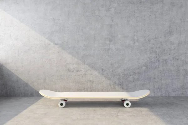 Weißes Skateboard auf Betonwand Hintergrund — Stockfoto
