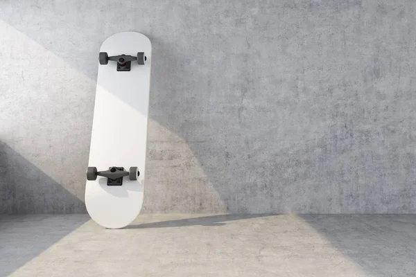 Skateboard bianco su sfondo muro di cemento — Foto Stock