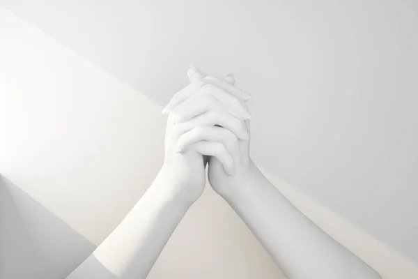 两只白手固定在祈祷的手势 — 图库照片