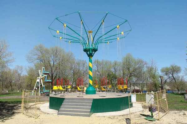 Basit çocuk atlıkarınca bahar Village Park.                           