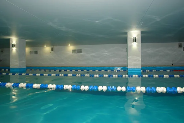 Eğitim çocuklar için yüzme havuzu mavi su ve ayırma ile izler.