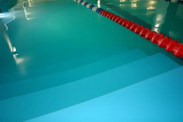 Havuzu merdiven. Yüzme Havuzu mavi su ve çocuk eğitimi için yolları bölme.                               