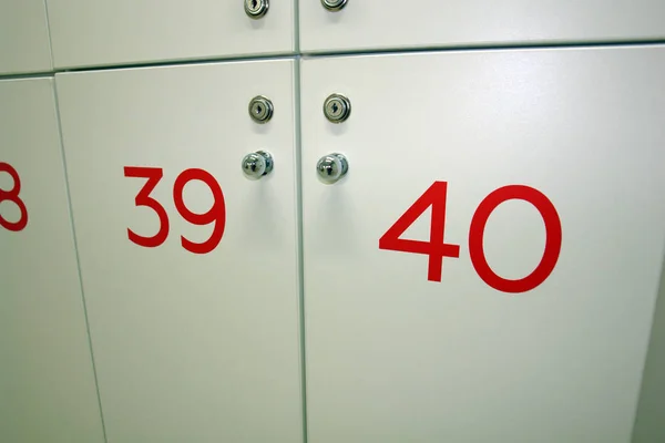  Kürsüye yanında duran soyunma odası havuzu ve spor kulübü, dolap.                                