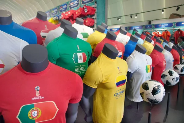 Mankenler t-shirt ile. Dünya Kupası tarihinde 23 Haziran 2018 Rusya'da resmi deposundaki Moskova.