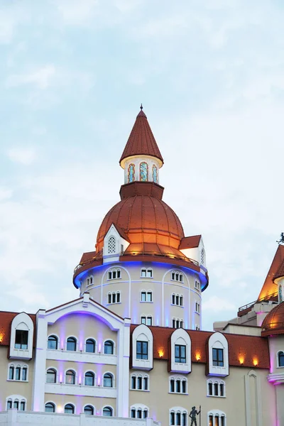 Bina spire. Hotel 'Bogatyr'. Bina aydınlatma ile. Adler, Sochi. Rusya, Temmuz 2018.