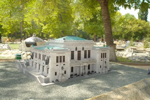   Bahçesaray Park minyatür. Kızıl Bayrak Karadeniz filosu sokakta Ekaterininskaya (şimdi Lenin Caddesi, 11) Sevastopol, Kırım Cumhuriyeti Müzesi. 14 Eylül 1969 açıldı.                             