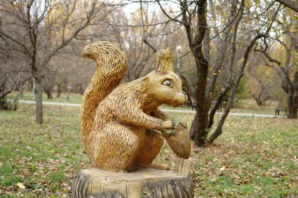 Sincap bir güdük üzerinde oturuyor. Kuzey Tushino Park. Moskova, Rusya. Ekim 2018.