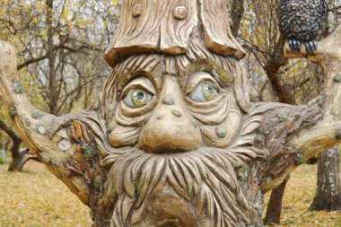 Şeytan bir güdük parkta heykeli. Moskova, Rusya. Sonbahar 2018.