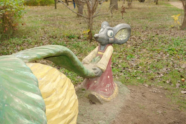 Fare turpu çekiyor. Parkta heykeli. Moskova, Rusya. Sonbahar 2018