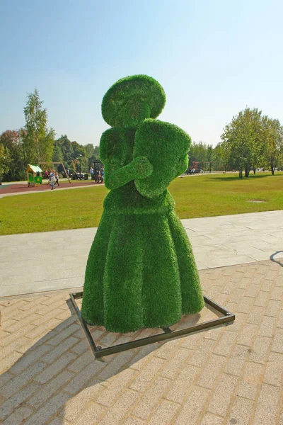 Yapay bir çimenlikten bir kadının topiary-peyzaj figürü. Çim yeşili, 23 Ağustos 2019, Zelenograd, Moskova, Rusya.