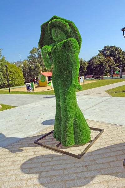 Yapay bir çimenlikten bir kadının topiary-peyzaj figürü. Çim yeşili, 23 Ağustos 2019, Zelenograd, Moskova, Rusya.