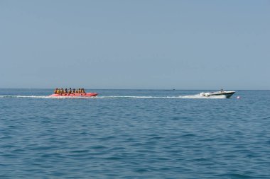  Dinlen. Muza binmek, bir grup insanın şişme botuna binmek. Soçi Temmuz 2019. Rusya.                              