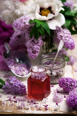 Lila şurubu cam. Stil vintage.selective odak