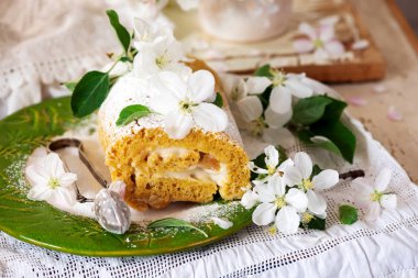 Tarçınlı elma pasta rulo ile krem peynir... Stil vintage.selective odak