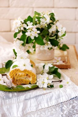 Tarçınlı elma pasta rulo ile krem peynir... Stil vintage.selective odak