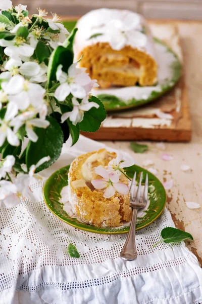 肉桂苹果蛋糕卷与奶油乳酪 风格复古 选择性聚焦 — 图库照片