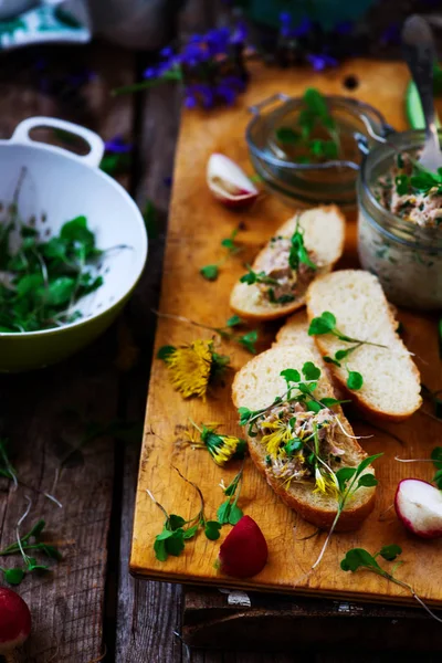 Salade Thon Printemps Avec Dandelion Style Rustic Selective Focus — Photo