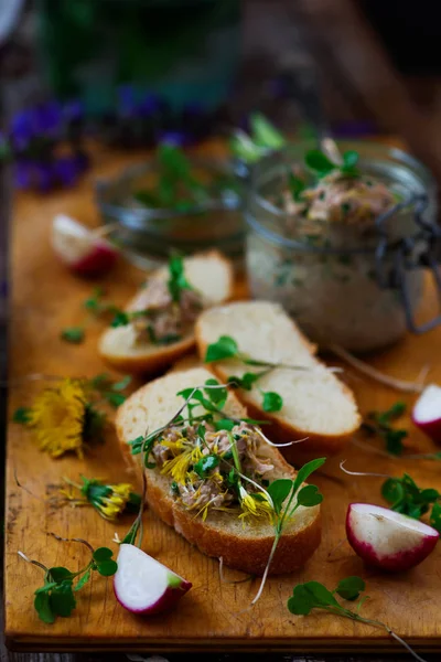 Salade Thon Printemps Avec Dandelion Style Rustic Selective Focus — Photo