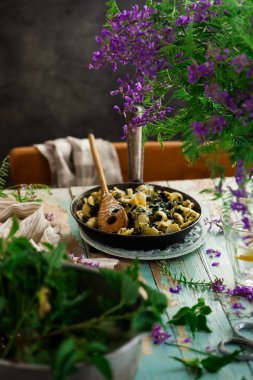 nettles orecchiette tereyağı kızarmış. .Food gathering.selective odak