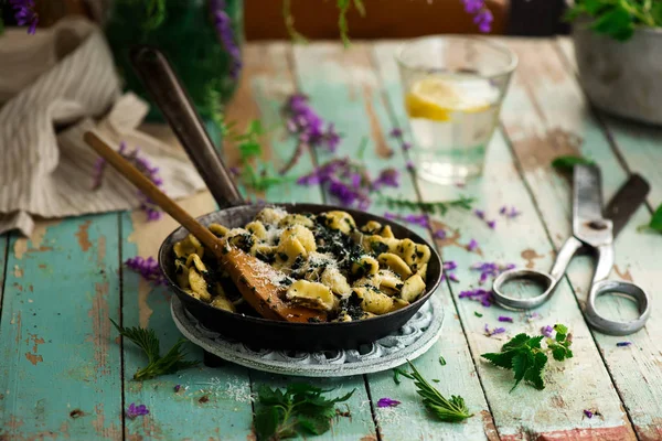 Orecchiette Masło Duszone Pokrzywy Food Gathering Selective Ostrości — Zdjęcie stockowe