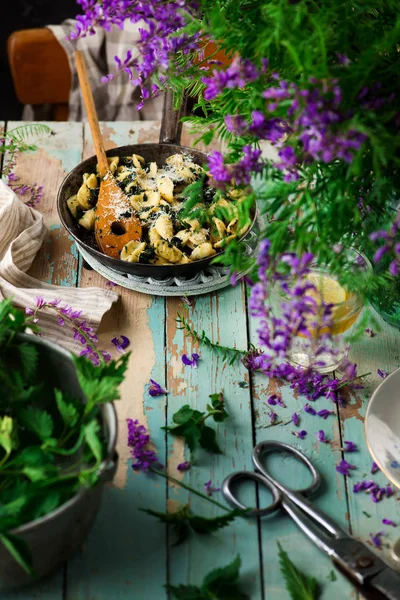 nettles orecchiette tereyağı kızarmış. .Food gathering.selective odak