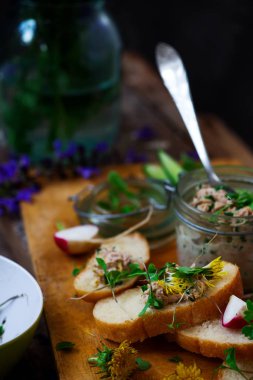 Bahar ton balıklı salata Dandelion.style rustic.selective odak